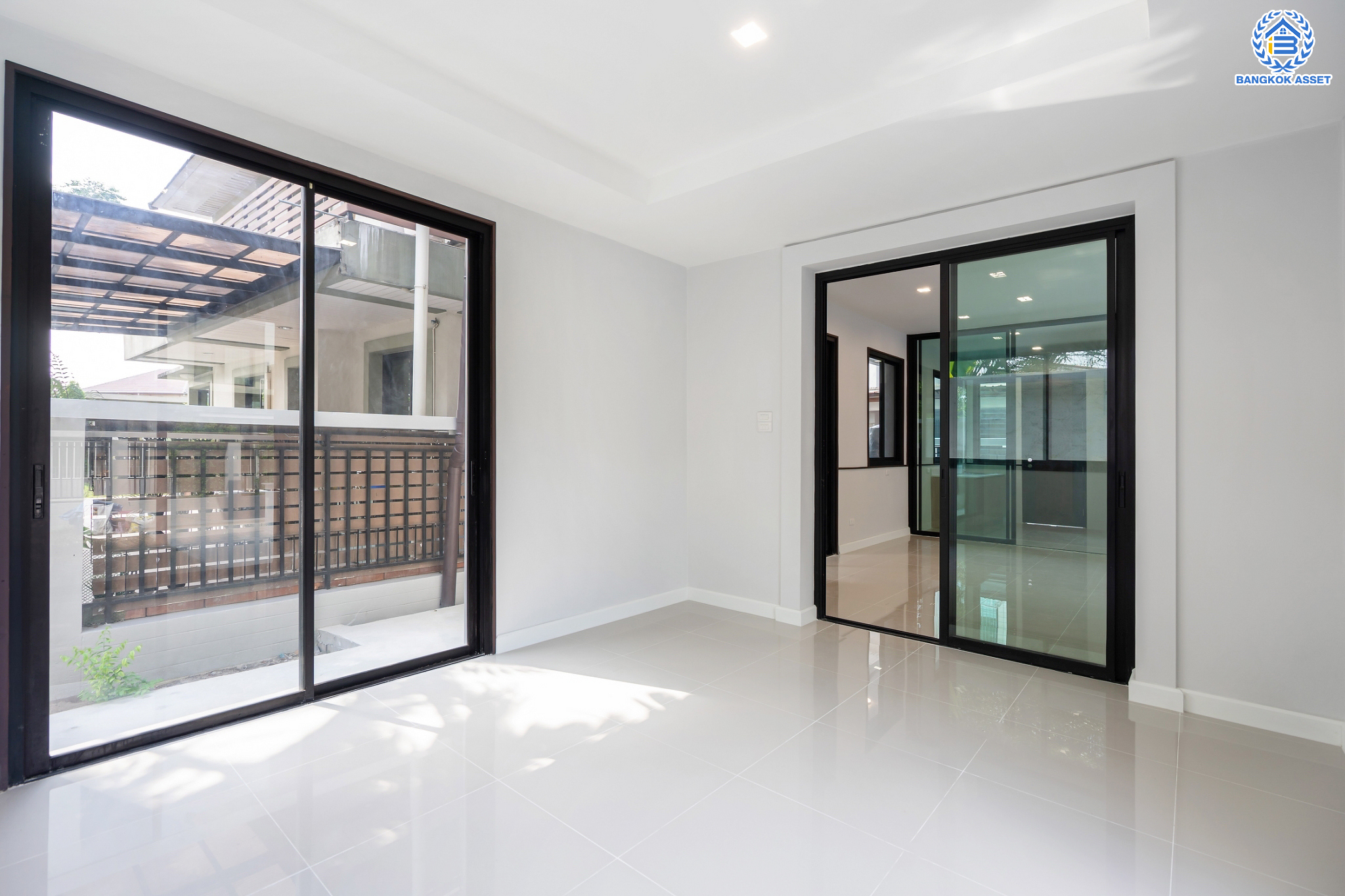 บ้านมือสองตกแต่งใหม่ ม.นราวัลล์ เกษตร-นวมินทร์ บ้านเดี่ยวหลังมุม เนื้อที่ 54.2 ตร.ว. ฟังก์ชันรวม 4 ห้องนอน 3 ห้องน้ำ 1 ห้องอเนกประสงค์ จอดรถได้ 2 คัน กว้างขวาง Built in Furniture พร้อมทุกการใช้งาน บนทำเลใจกลางเมือง! เชื่อมต่อทั้ง ถนนนวมินทร์, ถนนนวลจันทร์, ถ.ลาดพร้าว, ถ.รามอินทรา ใกล้ The Walk เกษตรนวมินทร์, ทางด่วนรามอินทรา และรถไฟฟ้าสายสีน้ำตาล "สถานีนวลจันทร์"